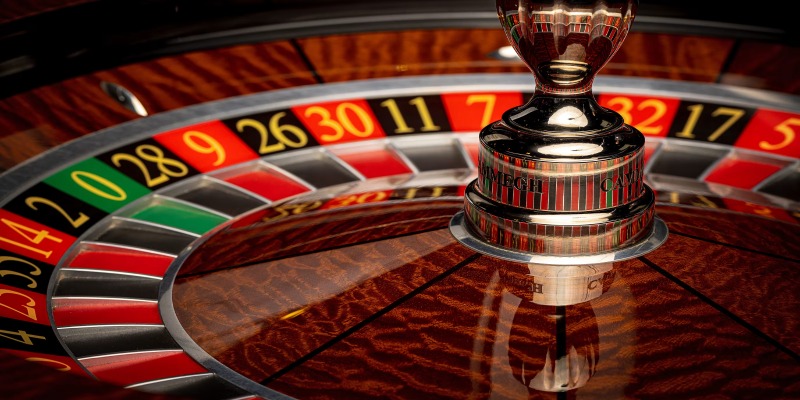 Dealer đặt bóng nhỏ vào bàn số đang vận hành